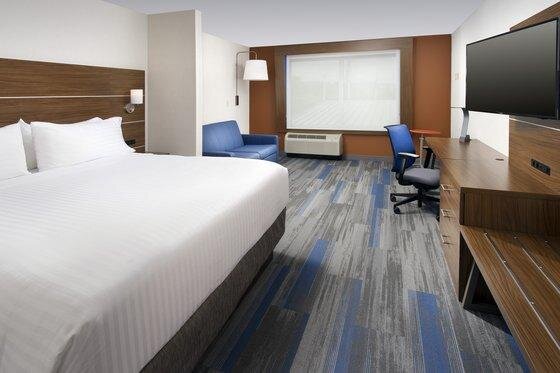 Двухместный люкс Holiday Inn Express & Suites Altoona, an IHG Hotel