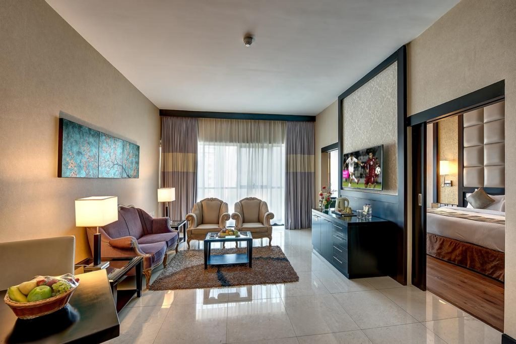 Signature hotel al barsha. Grandeur Hotel. 4 Dubai. Дубай Грандур отель Грандер 4. The Grandeur Hotel 5*. Отель интернет Сити Дубай расположение.