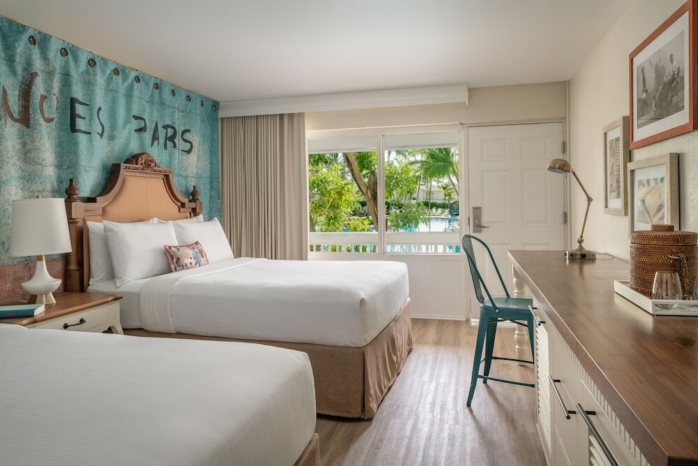 Кровать в общем номере (мужской номер) с балконом и с красивым видом из окна Havana Cabana at Key West