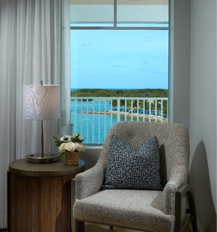 Suite Premier con balcón y con vista al agua The Pointe Hotel