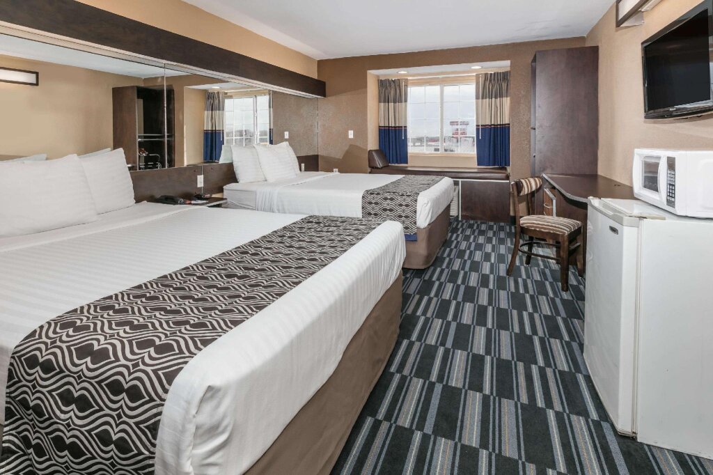 Standard Quadruple room Microtel Inn and Suites Lafayette