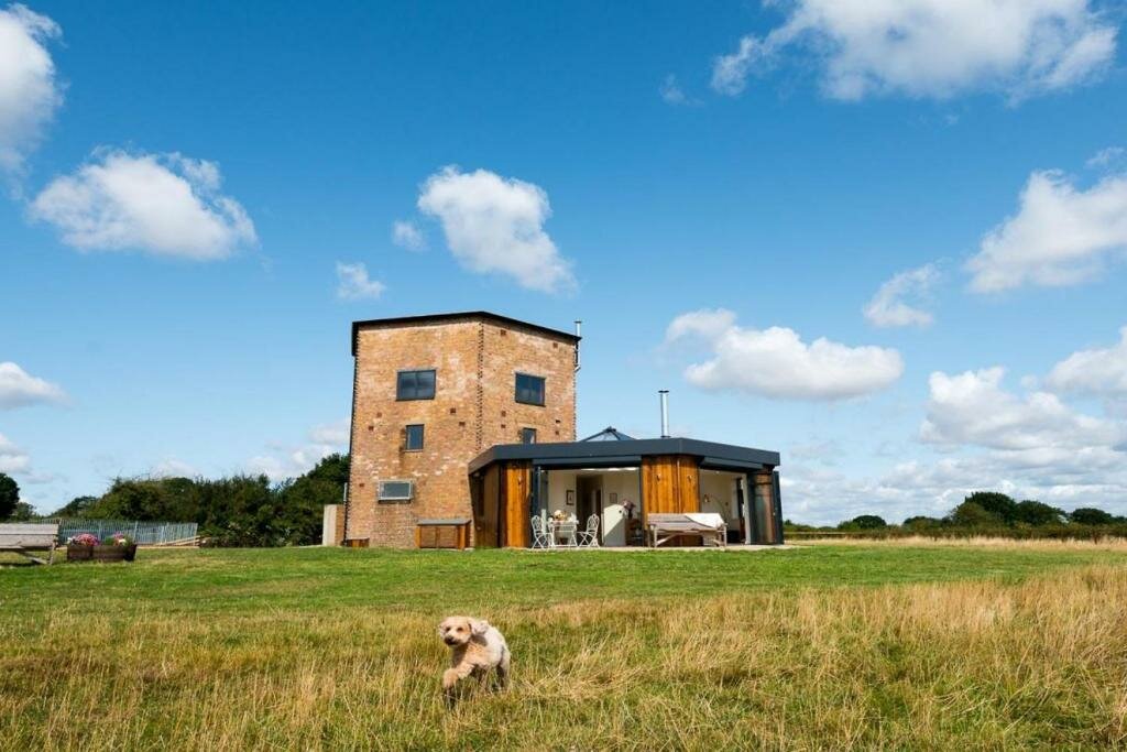 Cottage The Hexagon, wow what a location, views over the Essex marshes and sea