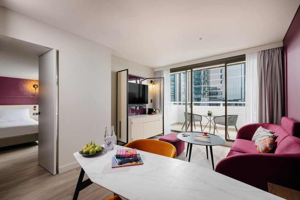 Suite 1 Schlafzimmer mit Balkon und mit Stadtblick Hotel Indigo Brisbane City Centre, an IHG Hotel