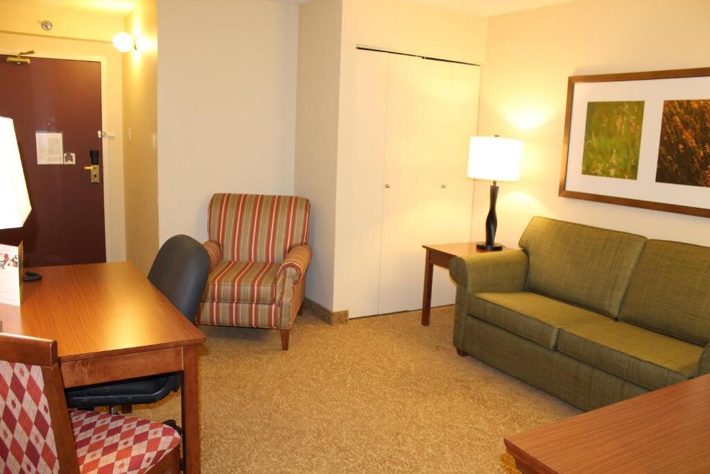 Четырёхместный люкс c 1 комнатой Country Inn & Suites by Radisson, Winnipeg, MB