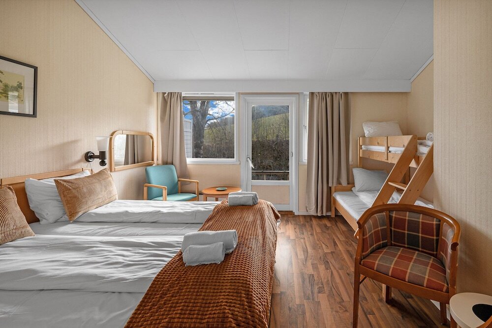 1 Bedroom Standard Quadruple room with balcony and with river view Hardanger Guesthouse
