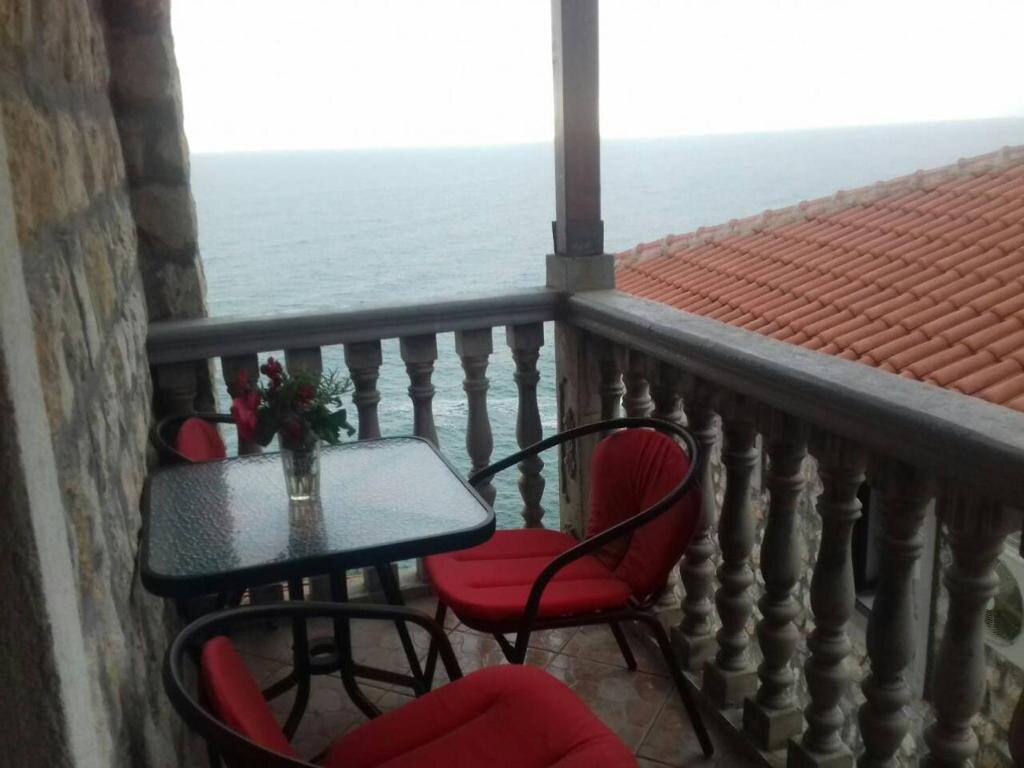 Семейный номер Standard с балконом и с видом на море Guest house Naser