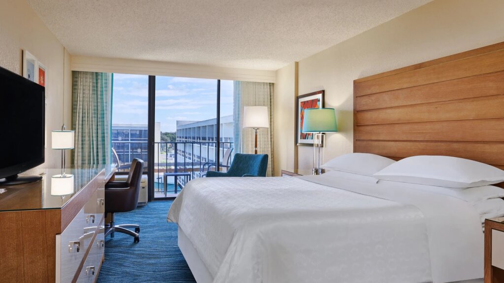 Guest room with pool view Sheraton Orlando Lake Buena Vista Resort
