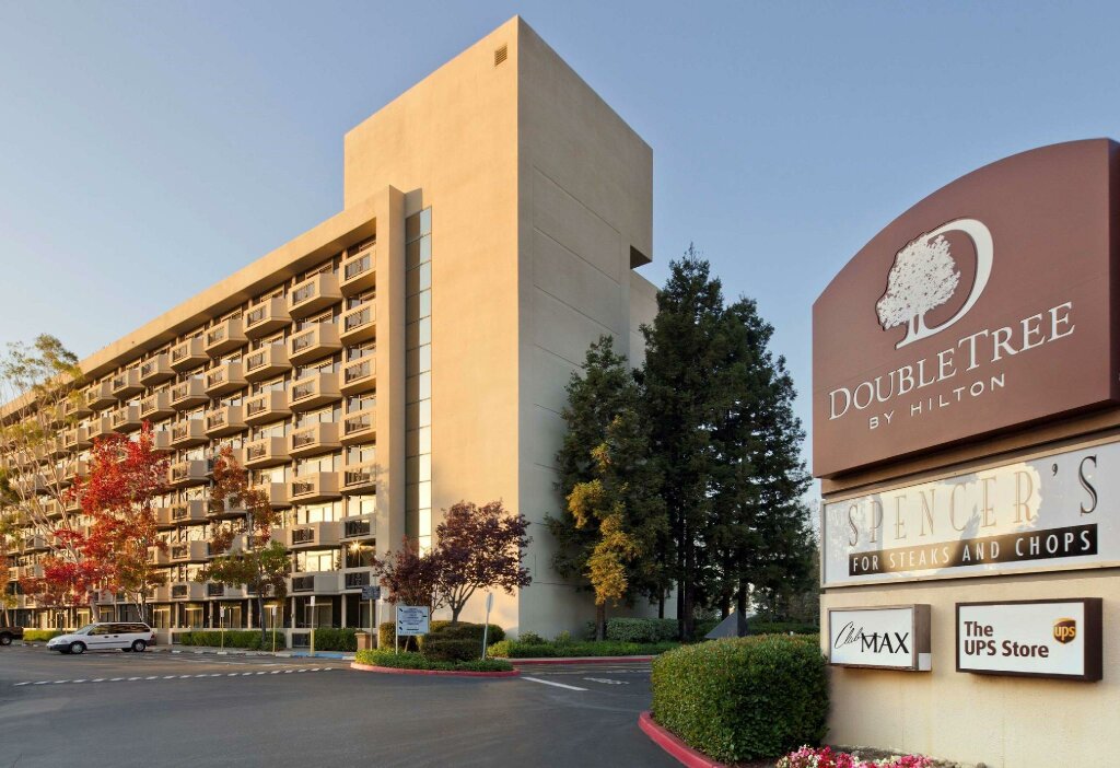 Четырёхместный номер Standard с балконом DoubleTree by Hilton San Jose
