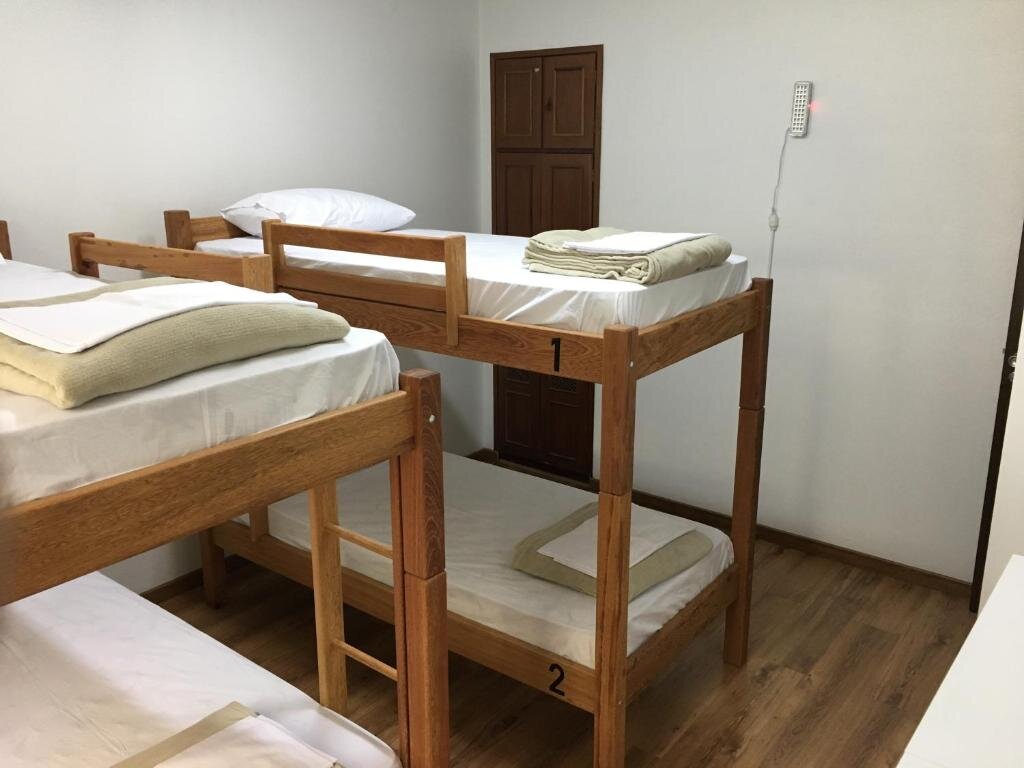 Кровать в общем номере (мужской номер) Hostel Berghaus