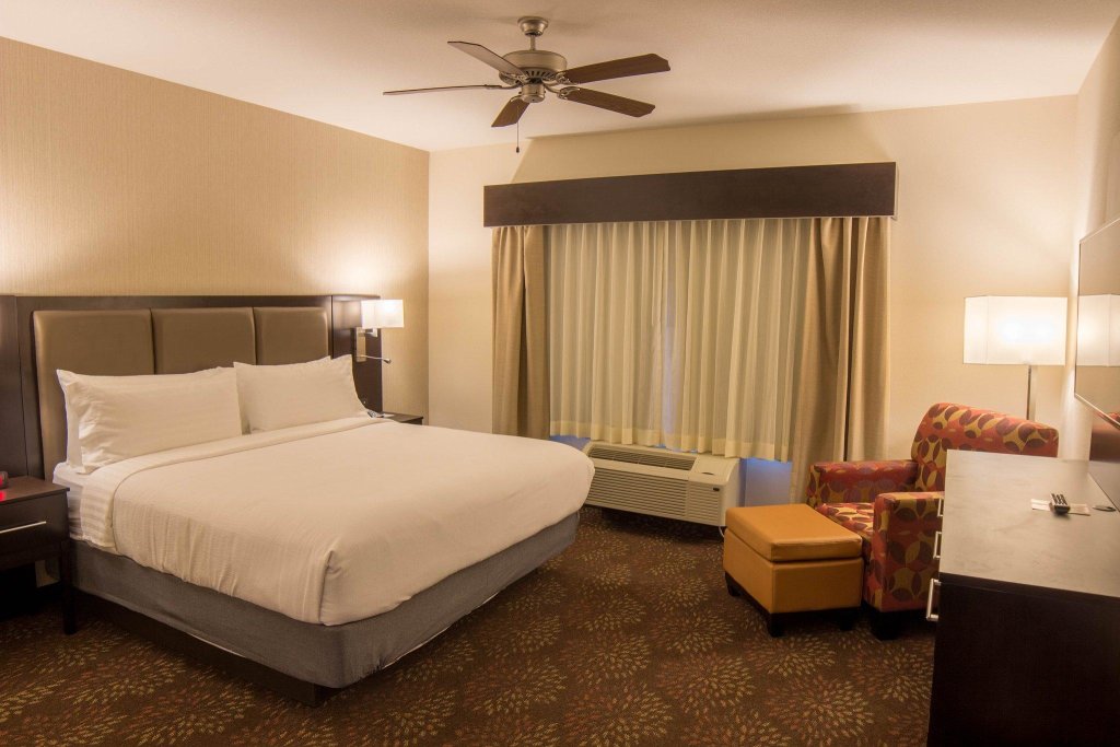 Suite 1 dormitorio Holiday Inn Trophy Club, an IHG Hotel