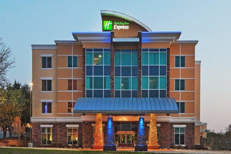 Lit en dortoir Holiday Inn Express & Suites North Dallas at Preston, an IHG Hotel