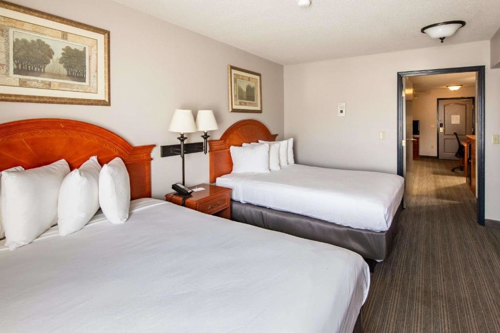 Четырёхместный люкс c 1 комнатой Country Inn & Suites by Radisson, El Dorado, AR