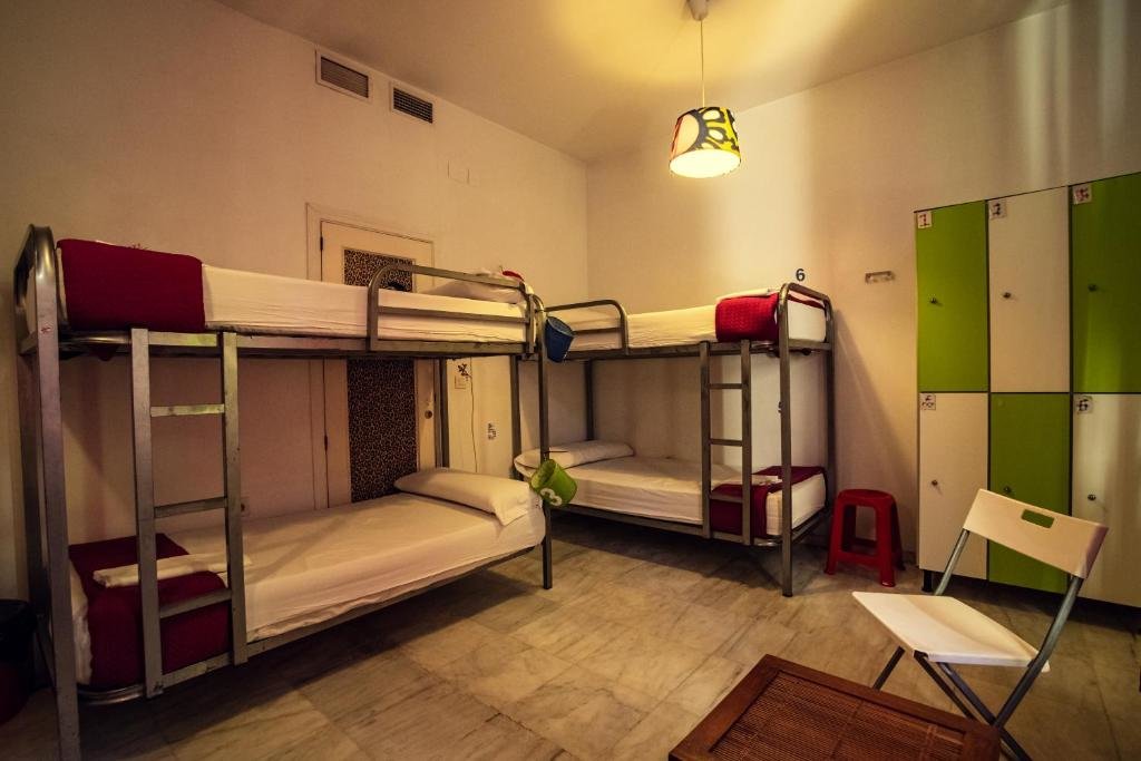 Кровать в общем номере La Flamenka Hostel