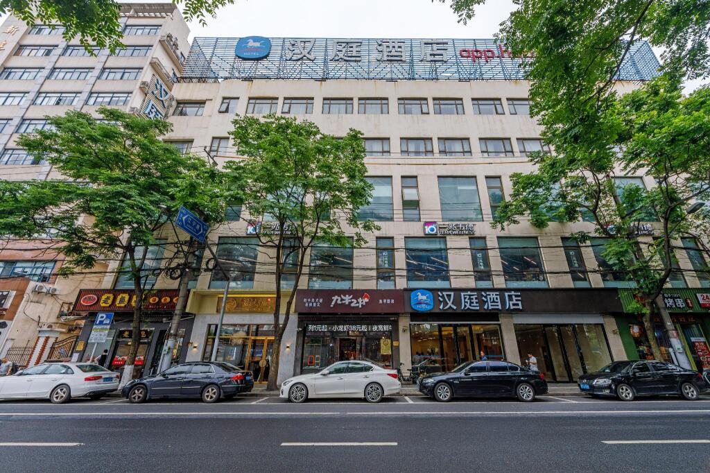 Branch shanghai. Вацлавская площадь 2022. Вацлавская площадь, 804/58. Вацлавская площадь в Праге метро. Фотомагазин Вацлавская площадь.