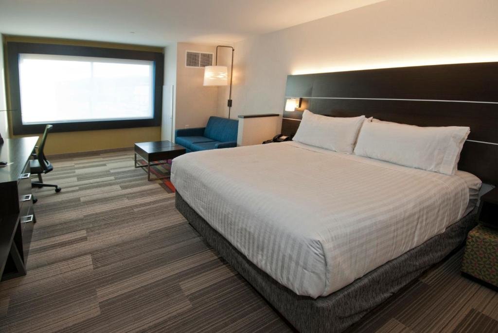 Suite Holiday Inn Express & Suites Johnstown, an IHG Hotel