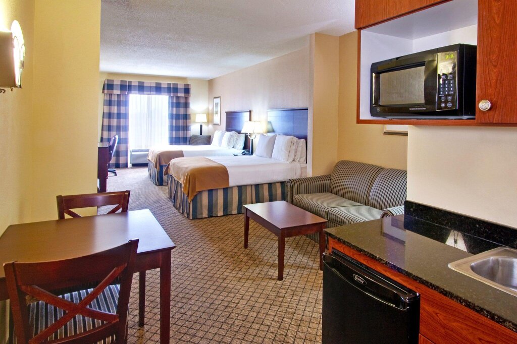 Четырёхместный люкс Holiday Inn Express Hotel & Suites Millington-Memphis Area, an IHG Hotel