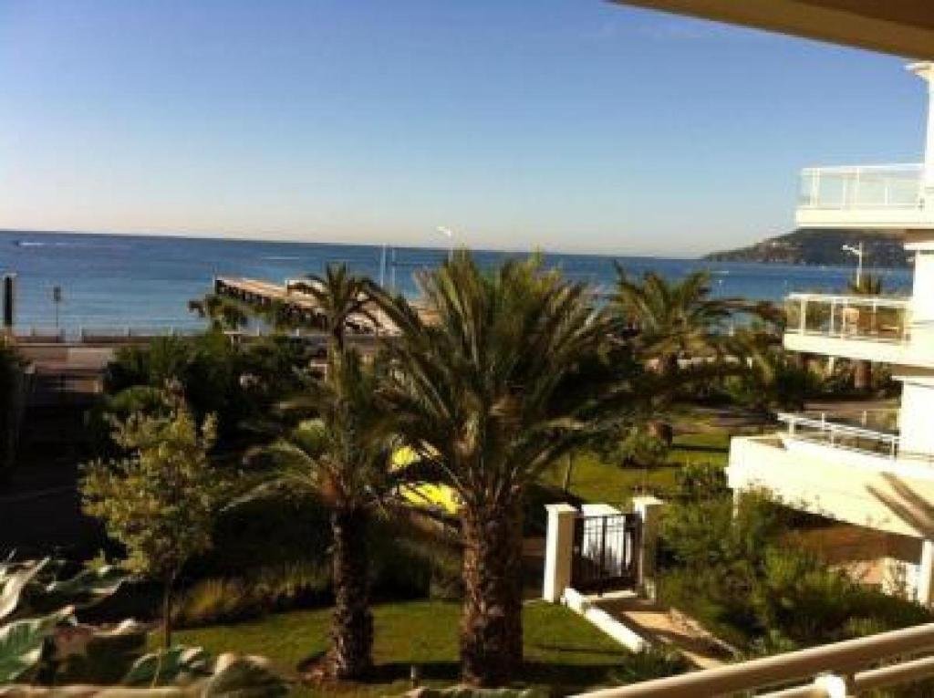 Appartement Stunning Three Bedroom Apartment On Seafront In Cannes With Panoramic Sea Views 399