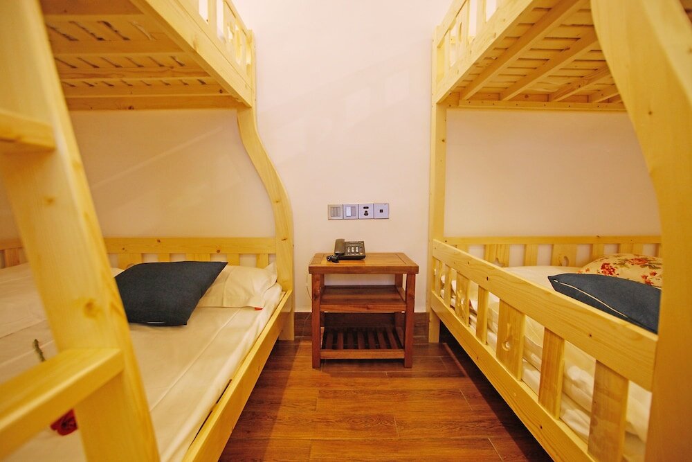 Кровать в общем номере (женский номер) Guihua Road No.106 Inn
