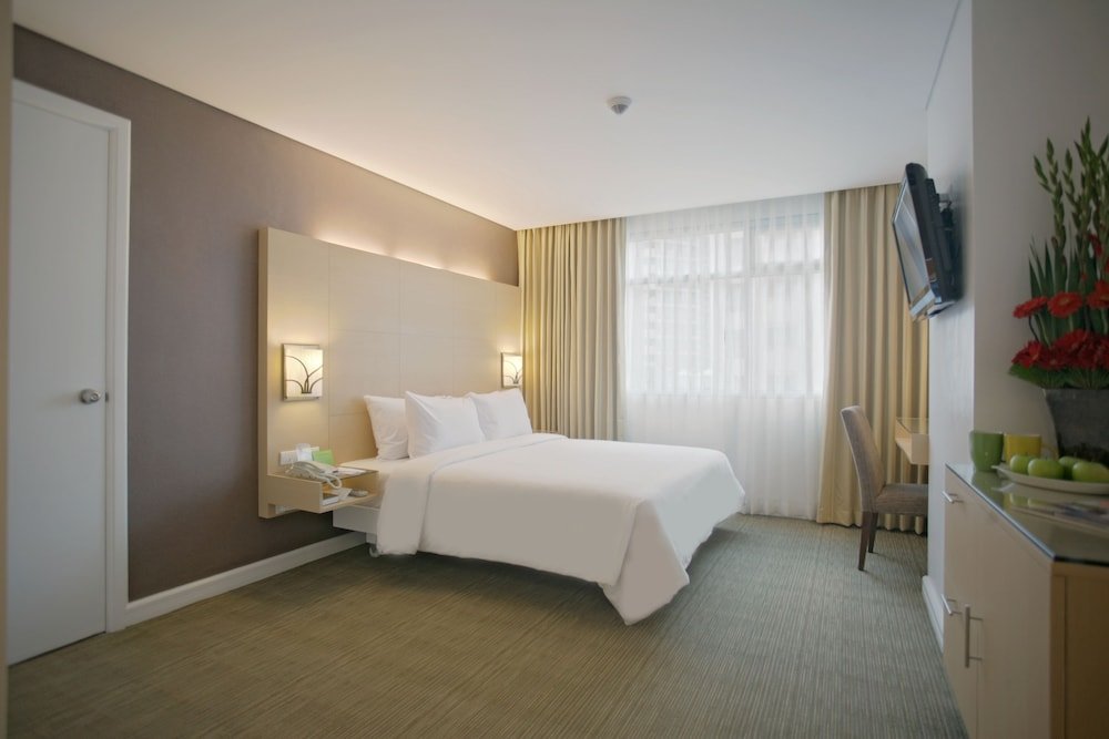 Deluxe Double room with partial view St Giles Hotel Makati