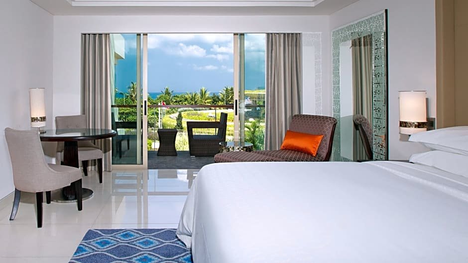 Номер Deluxe oceanfront Sheraton Bali Kuta Resort