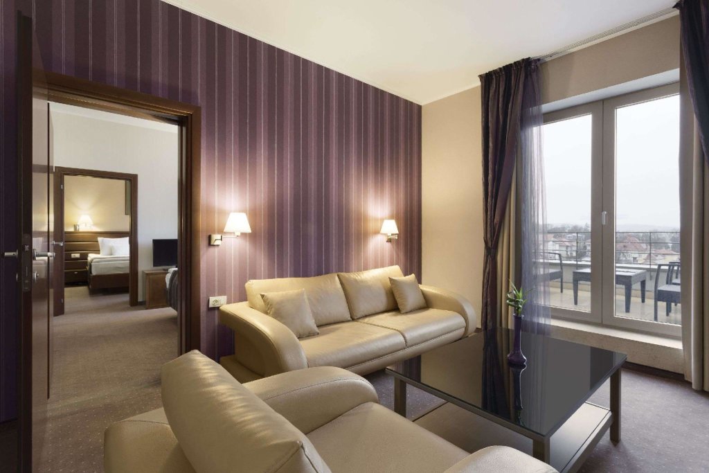 Семейный люкс с 2 комнатами Ramada by Wyndham Hotel Cluj