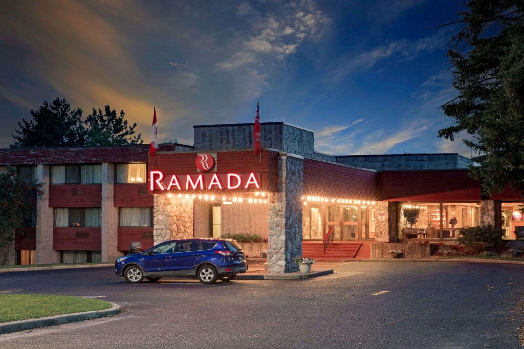 Кровать в общем номере Ramada by Wyndham Pinewood Park Resort North Bay