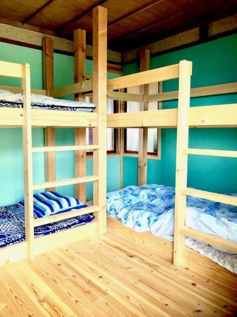 Кровать в общем номере (мужской номер) Obasute Guesthouse Nakaraya