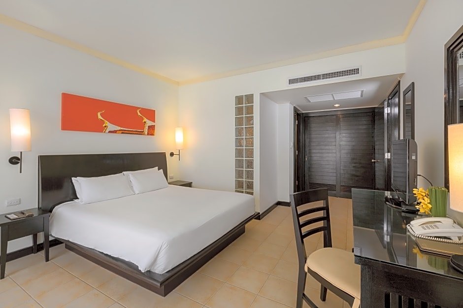 Двухместный люкс Premium c 1 комнатой с видом на бассейн Centara Kata Resort Phuket - SHA Plus