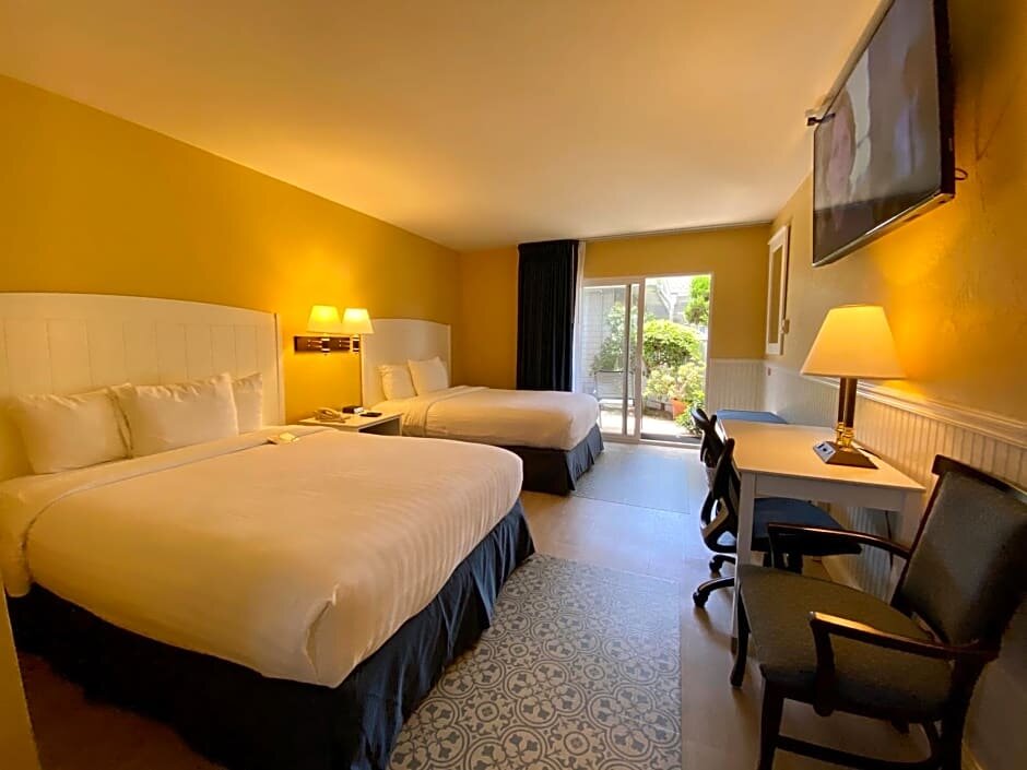 Standard Quadruple room Monterey Bay Lodge