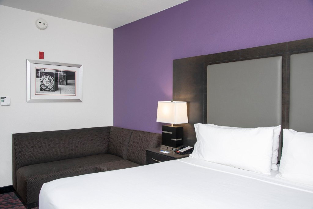 Standard room Holiday Inn Express & Suites Columbus