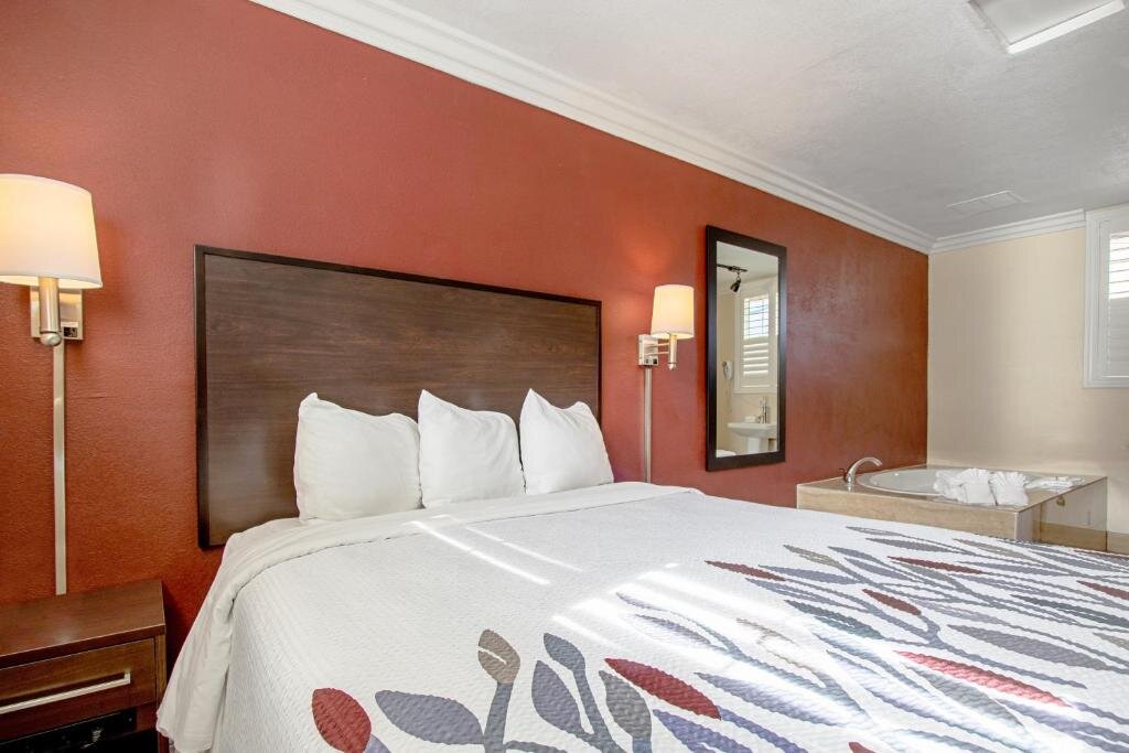 Номер Standard Red Roof Inn & Suites Monterey