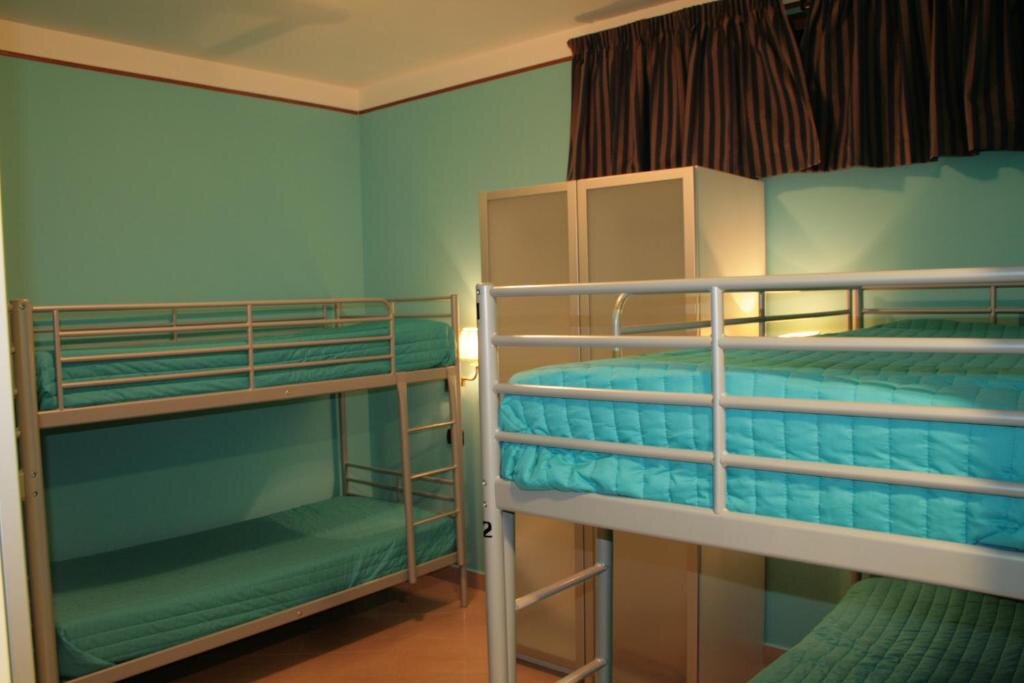 Кровать в общем номере (мужской номер) Ulisse Deluxe Hostel