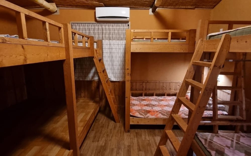 Кровать в общем номере (мужской номер) Jeju Ilchul Eondeok Sinsan Guest House