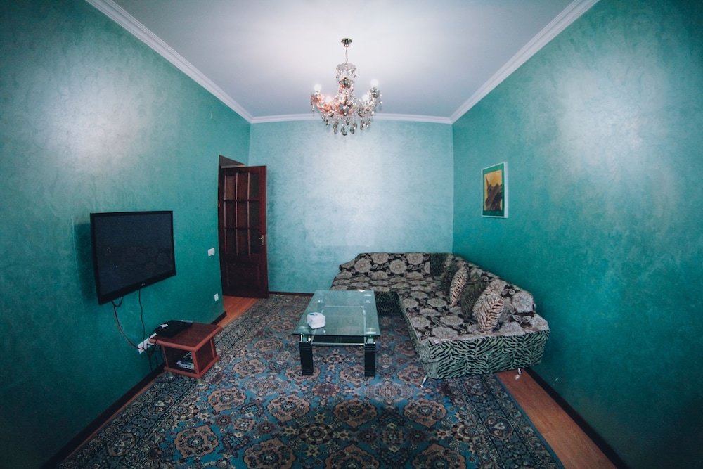 Квартира душанбе 1 комната. Квартиры в Таджикистане. Таджикские квартиры. Комната в Таджикистане. Таджики в квартире.