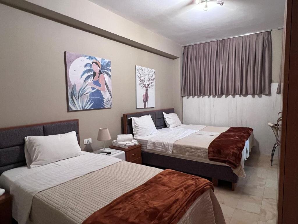 Кровать в общем номере Bobi Hotel