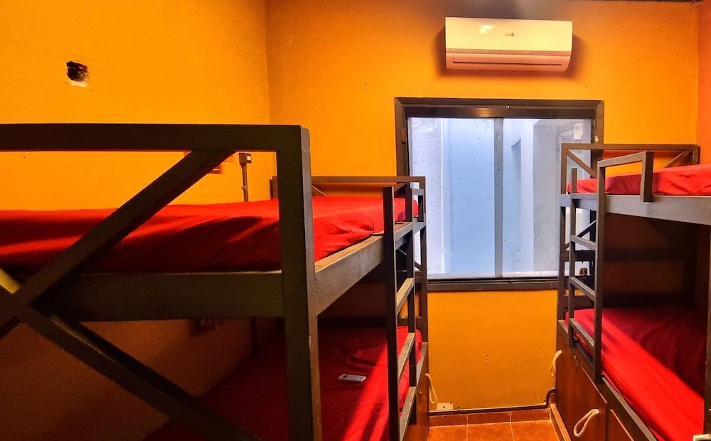 Кровать в общем номере Circo Hostel