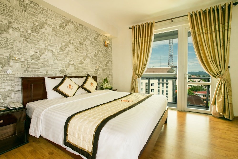 Standard Zimmer mit Balkon Midtown Hotel Hue