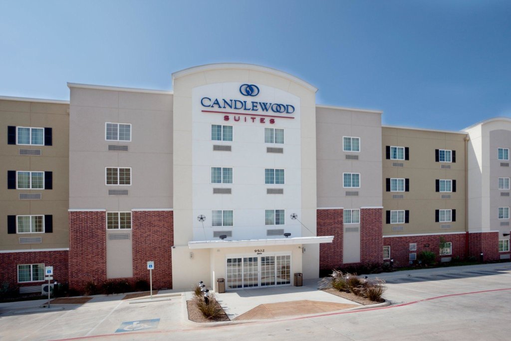 Кровать в общем номере Candlewood Suites San Antonio NW Near SeaWorld, an IHG Hotel