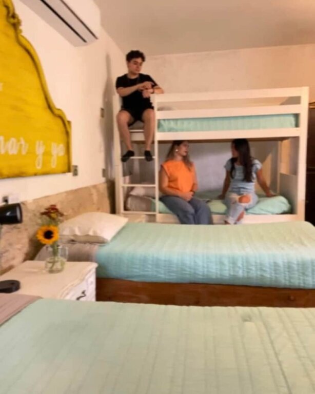 Кровать в общем номере La Casa del Barrio