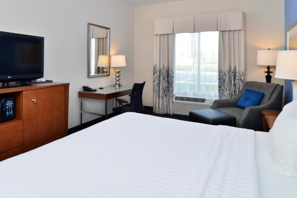 Deluxe Double room Holiday Inn Express Hotel & Suites Terre Haute, an IHG Hotel