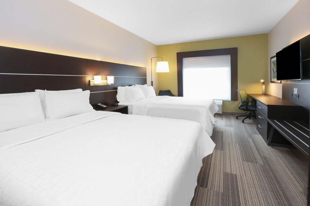 Четырёхместный номер Standard Holiday Inn Express Hotel & Suites Woodhaven, an IHG Hotel
