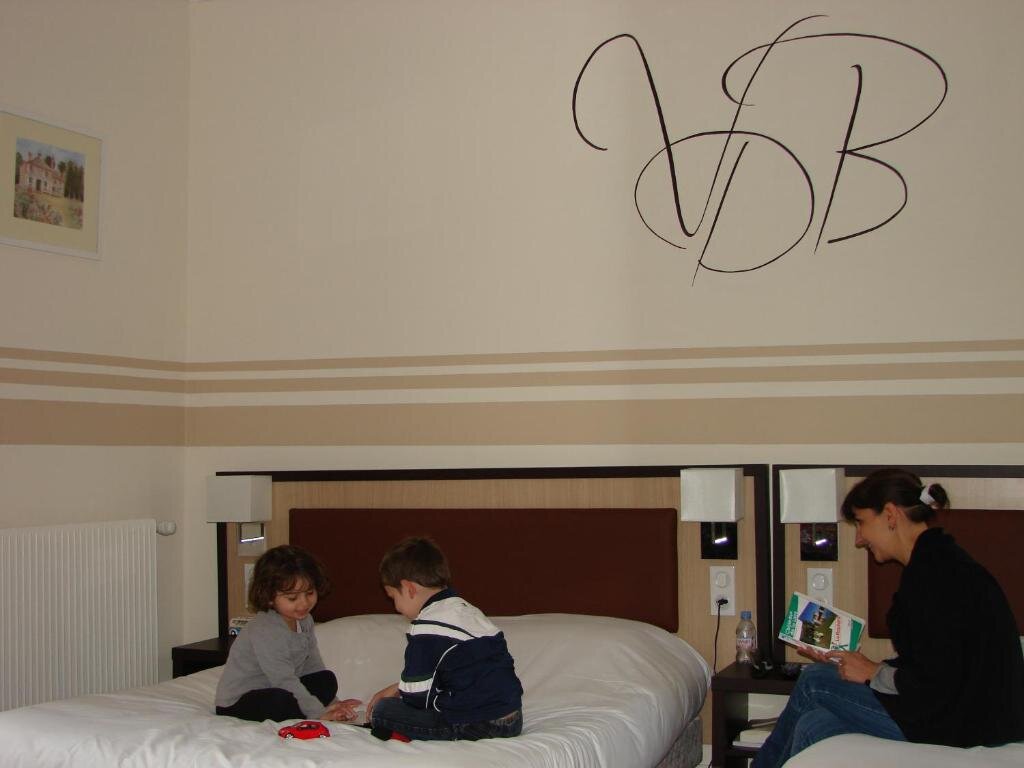 Четырёхместный номер Standard с видом на парк Logis Hotels Restaurants- Villa des Bordes