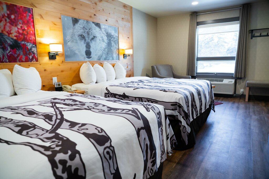 Четырёхместный полулюкс Banff Rocky Mountain Resort