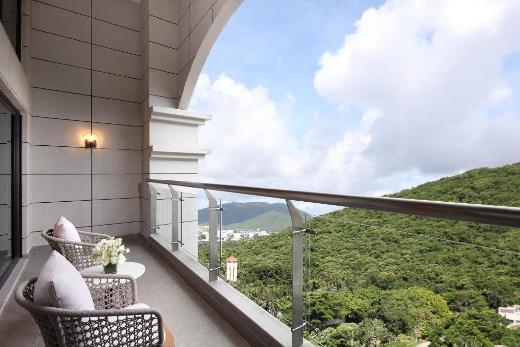 Люкс c 1 комнатой с видом на горы Holiday Inn & Suites Sanya Yalong Bay, an IHG Hotel