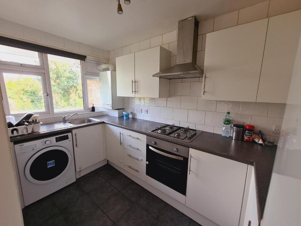 Apartment 2 Schlafzimmer ILFORD EAST LONDON BALCONY FLAT 2bed 2bath with parking, next to tube station, ideal for tourists
