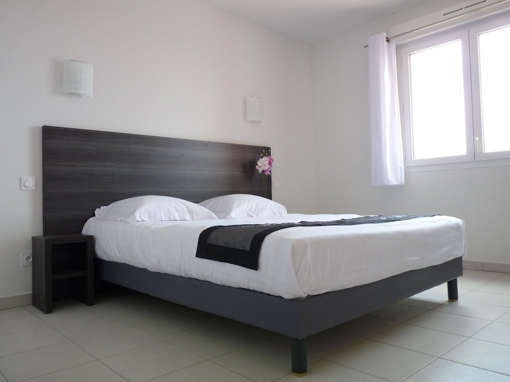1 Bedroom Apartment with lake view Residence de Tourisme la Provence
