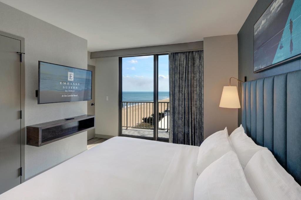 Двухместный люкс с 2 комнатами Embassy Suites By Hilton Virginia Beach Oceanfront Resort