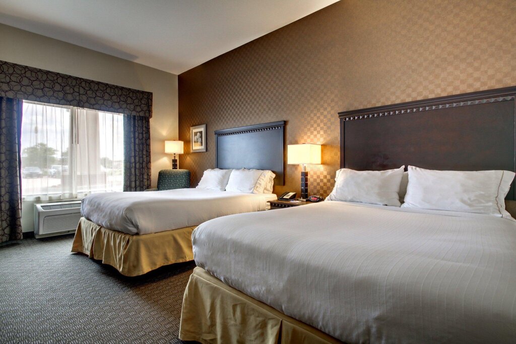 Standard Quadruple room Holiday Inn Express Hotel & Suites Peru - Lasalle Area, an IHG Hotel