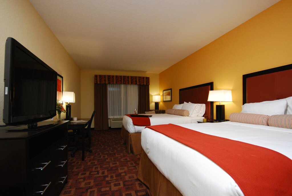 Четырёхместный люкс Holiday Inn Express & Suites Gonzales, an IHG Hotel