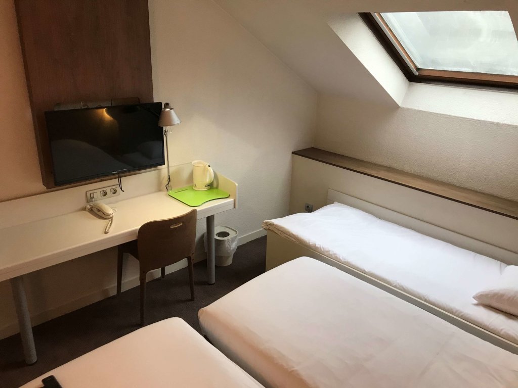 Standard Triple room Campanile Lille Nord Wasquehal